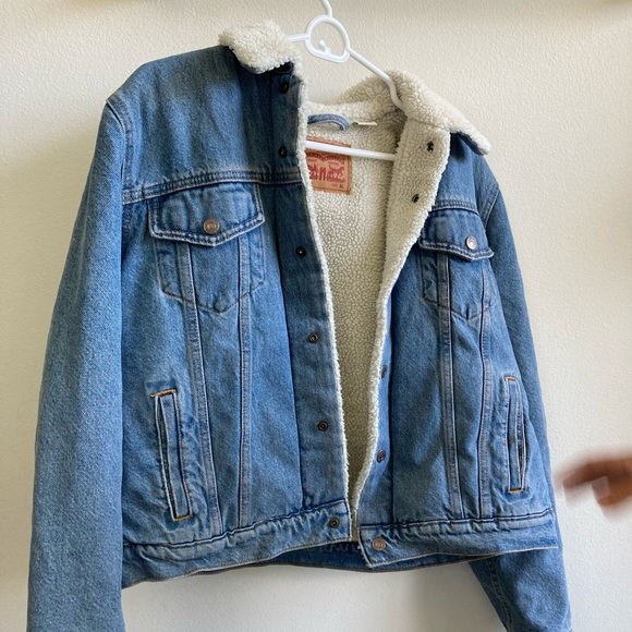 NEVER WORN Levi’s fur/fleece lined denim jacket.
